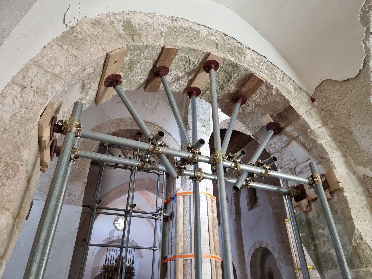 Étaiement métallique d'une voûte maçonnée pour sécuriser la structure avant travaux.
